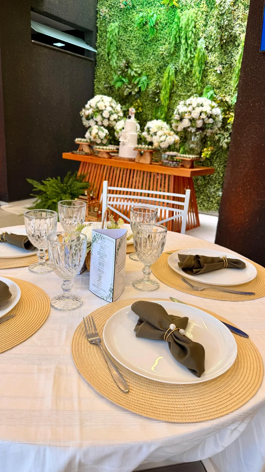 Mesa elegante com flores e parede verde para celebracoes