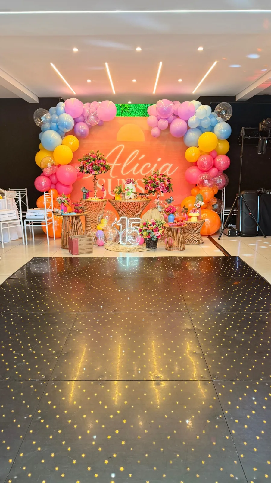 Decoracao colorida de aniversario na Palooza Eventos